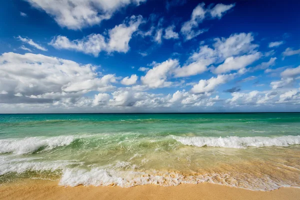 Tło Plaża Wakacje Wakacje Piękna Plaża Fale Morzu Karaibskim — Zdjęcie stockowe