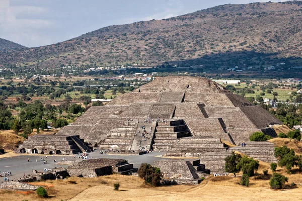 月のピラミッド 太陽のピラミッドからの眺め テオティワカン メキシコ — ストック写真