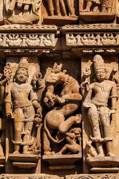 Kőfaragó Oszlopok Dombormű Szobrok Adinath Temple Khajuraho Madhya Pradesh India — Stock Fotó