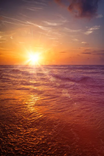 海の夕日 Hikkaduwa スリランカ 光漏れとレンズフレアで — ストック写真