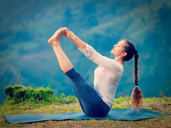 Йога Упражнения Свежем Воздухе Женщина Делает Ashtanga Vinyasa Yoga Балансирует — стоковое фото