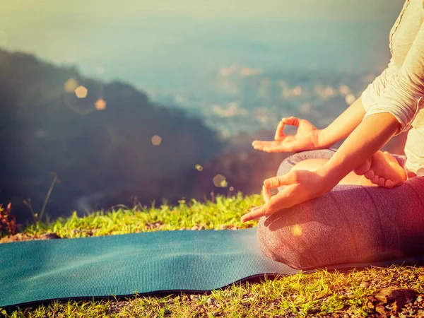 Närbild Kvinna Padmasana Yoga Lotus Poserar Med Hakan Mudra Utomhus — Stockfoto