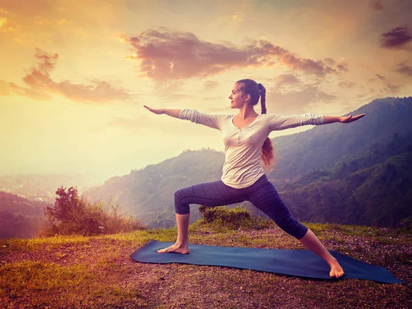 Yoga Plein Air Femme Forme Sportive Faisant Ashtanga Vinyasa Yoga — Photo