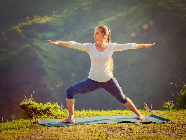 Yoga Utomhus Sportig Passform Kvinna Gör Yoga Asana Virabhadrasana Warrior — Stockfoto