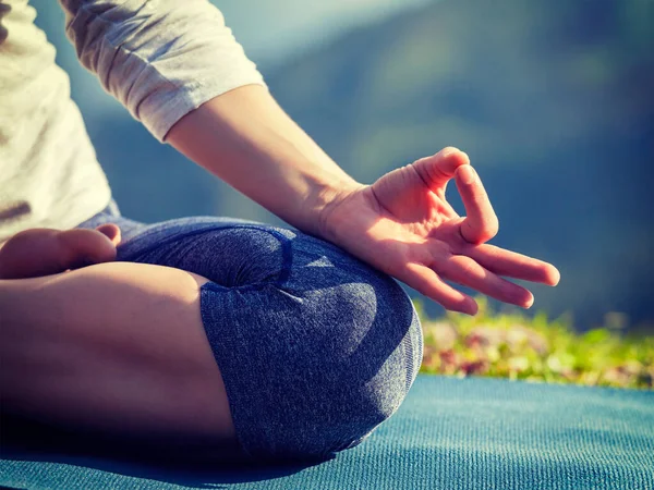 Nahaufnahme Einer Frau Padmasana Yoga Lotus Pose Mit Kinnmudra Freien — Stockfoto