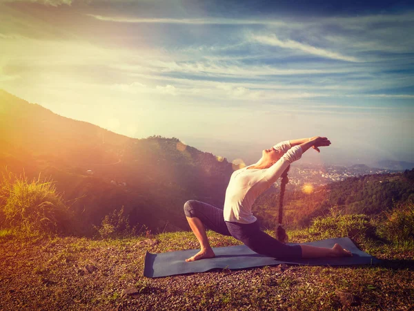 Yoga Outdoors Sporty Fit Woman Practices Yoga Anjaneyasana Low Crescent — Stock Photo, Image