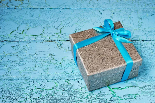 Concepto Regalo Cumpleaños Navidad Caja Regalo Plata Con Cinta Azul — Foto de Stock