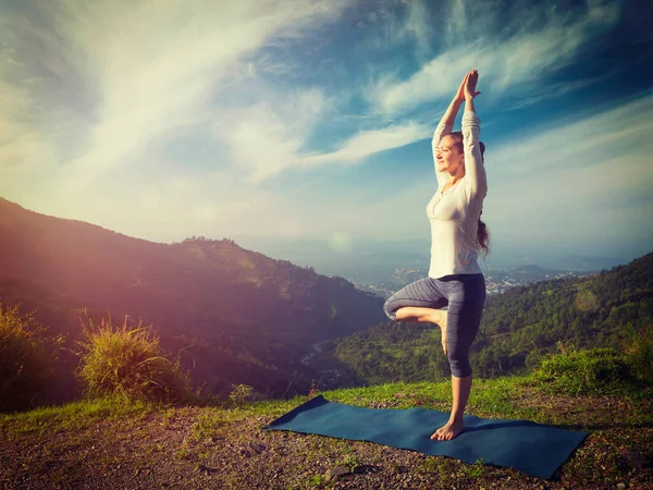 Yoga Praktijk Buiten Vrouw Beoefent Evenwicht Yoga Asana Vrikshasana Boom — Stockfoto
