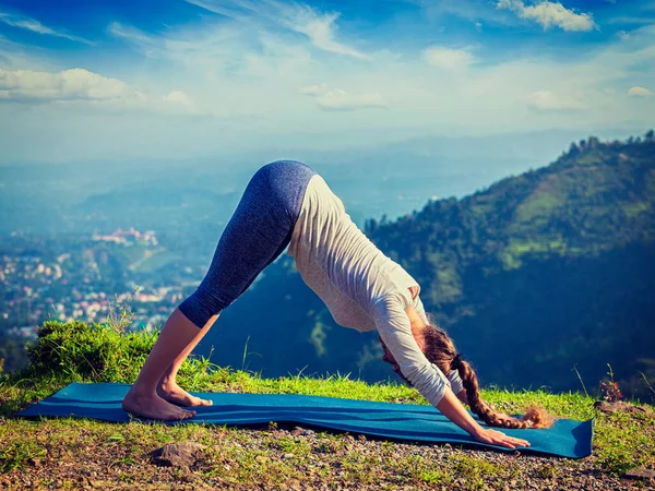 Yoga Aire Libre Mujer Haciendo Ashtanga Vinyasa Yoga Asana Adho —  Fotos de Stock