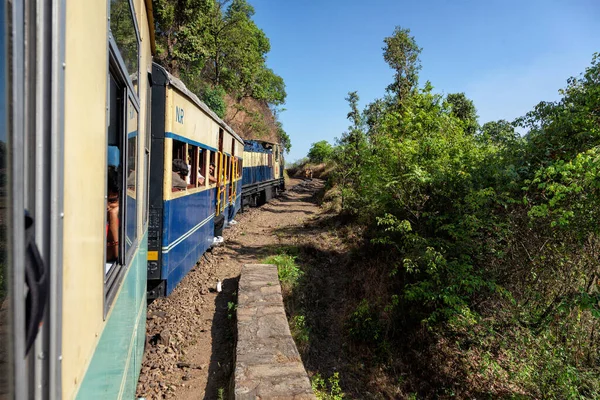 2010年 平成22年 5月12日 インド ヒマハル プラデーシュ州カルカ シムラ鉄道のおもちゃ列車 1898年に建設された狭軌鉄道 ユネスコ世界遺産に登録されている — ストック写真