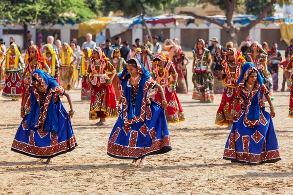 Pushkar India Noviembre 2012 Chicas Rajasthani Identificadas Trajes Tradicionales Bailando — Foto de Stock