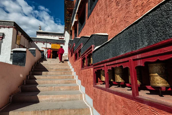 Thiksey インド 2012年9月13日 インド ラダックのティクシー ゴンパ チベット仏教修道院の祈りの車輪に沿って階段を歩く若い仏教の僧侶 — ストック写真