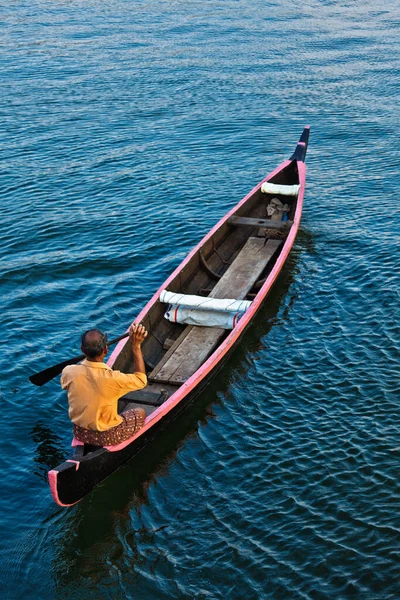Kerala India Maj 2010 Indisk Man Liten Kanotbåt Bakvatten Kerala — Stockfoto