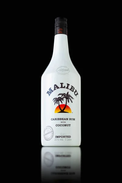 Minsk Belarus Październik 2016 Butelka Malibu Rum Cieszący Się Międzynarodową — Zdjęcie stockowe
