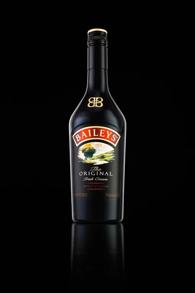 Minsk Belarus October 2016 Baileys Original Irish Cream是国际知名的 受欢迎的爱尔兰威士忌和奶油甜酒 — 图库照片