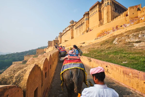 印度阿米尔 2019年11月2日 第一人称Fpv观点Pov 游客骑着大象向印度拉贾斯坦邦的阿米尔 要塞攀登 阿米尔要塞是著名的旅游胜地和地标 — 图库照片