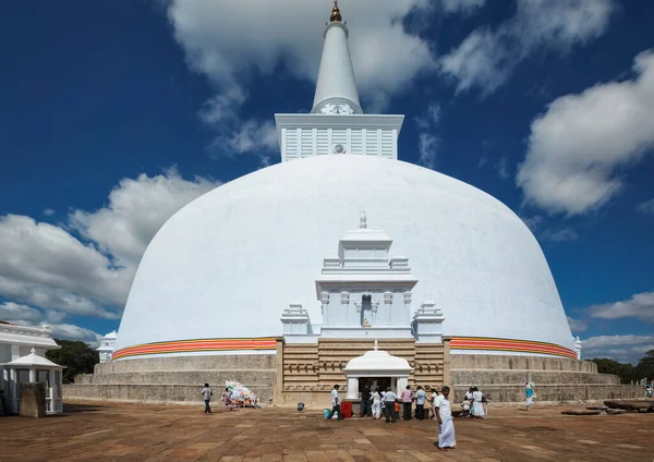 スリランカのAnuradhapura 2009年9月26日 マハトゥパ大ルワニセヤ ダゴバ Mahatupa Big Ruwanweiseya Dagoba 紀元前2世紀にシンハラ語の王ドゥトゥゲムヌによって建てられ 世界で3番目に大きい仏教の仏塔 — ストック写真