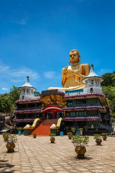 2009年 平成21年 9月24日 スリランカ ダンブラ屋根に金仏を安置する金仏寺 世界遺産に登録されているダンブラの黄金寺院 — ストック写真