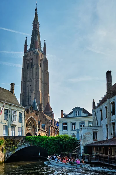 Брюгге Бельгія Травня 2018 Туристичний Човен Каналі Поблизу Церкви Богоматері — стокове фото