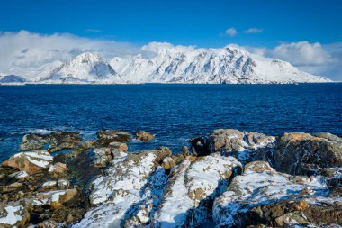 Lofoten adaları ve kışın Norveç denizi karla kaplı dağlarla. Lofoten Adaları, Norveç