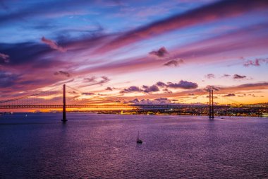 25 de Abril Köprüsü 'nün Lizbon' un Tagus nehri üzerindeki Setubal Yarımadası 'nda Lisboa ve Almada' yı teknelerle birleştiren ünlü turistik manzarası. Lizbon, Portekiz