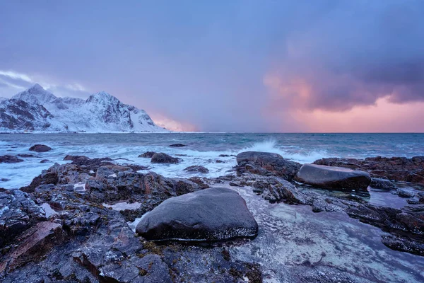 Norveç Sahilleri Kışın Günbatımında Fiyortta Kayalık Sahillerde Vareid Plajı Lofoten — Stok fotoğraf