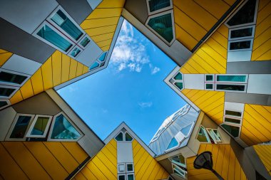 ROTTERDAM, NETHERLANDS - 11 Mayıs 2017: Küp evleri - Mimar Piet Blom tarafından tasarlanan yenilikçi küp şekilli evler Rotterdam, Hollanda 'da alanı optimize etme fikri artık turistik bir ilgi odağı haline geldi.