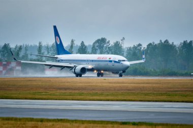 Minsk, Beyaz Rusya - 15 Haziran 2018: Belavia Belarus havayollarının Boeing 737-800 sefer sayılı uçağı Minsk Ulusal Havaalanı'nda piste iniş yapıyor