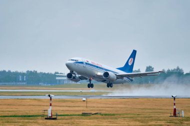 Minsk, Belarus - 15 Haziran 2018: Belavia Belarus Havayolları Boeing 737-500 sefer sayılı uçak Minsk Ulusal Havaalanı 'nda kalkıyor.