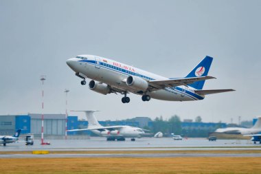 Minsk, Belarus - 15 Haziran 2018: Belavia Belarus Havayolları Boeing 737-500 sefer sayılı uçak Minsk Ulusal Havaalanı 'nda kalkıyor.