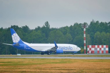 MINSK, BELARUS - 15 Haziran 2018: Belavia Belarus Havayolları Boeing 737-800 sefer sayılı uçak Minsk Ulusal Havaalanı 'nda piste inmiştir.