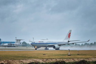 Minsk, Beyaz Rusya - 15 Haziran 2018: Air China'nın Airbus A330-200 uçağı Ulusal Minsk Havaalanı'nda piste çıkıyor