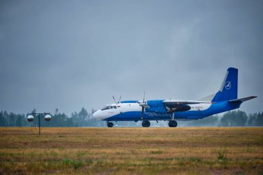 MINSK, BELARUS - 15 Haziran 2018: Genex kargo uçağı Antonov An-26B Minsk Ulusal Havaalanı 'ndan kalkmaya hazırlanıyor