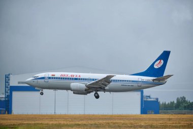 Minsk, Belarus - 15 Haziran 2018: Belavia Belarus Havayolları Boeing 737-300 sefer sayılı uçak Minsk havaalanına inmiştir.
