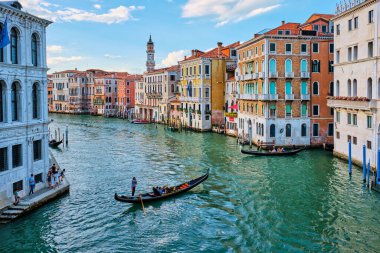 VENICE, İtalya - 27 Haziran 2018: Günbatımında tekne ve gondollu Grand Canal, Venedik, İtalya