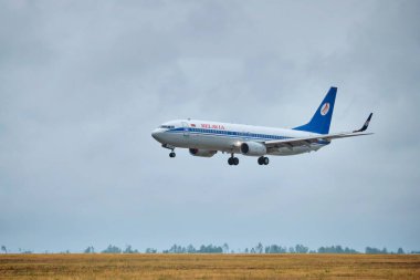 Minsk, Beyaz Rusya - 15 Haziran 2018: Belavia Belarus havayollarının Boeing 737-800 sefer sayılı uçağı Minsk Ulusal Havaalanı'nda piste iniş yapıyor