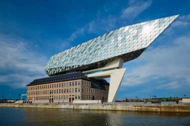 ANTWERP, BELGIUM - 27 Mayıs 2018: Porthuis liman idaresi ünlü Zaha Hadid Architects tarafından tasarlandı.