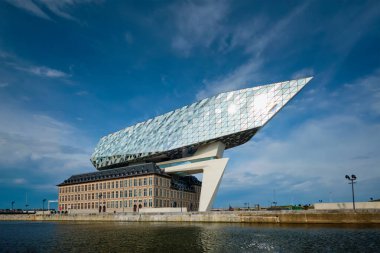 ANTWERP, BELGIUM - 27 Mayıs 2018: Porthuis liman idaresi ünlü Zaha Hadid Architects tarafından tasarlandı.