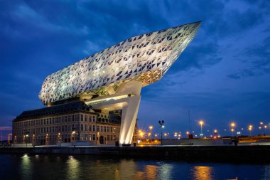 ANTWERP, BELGIUM - 27 Mayıs 2018: Porthuis liman dairesi ünlü Zaha Hadid Mimarlar tarafından tasarlandı.