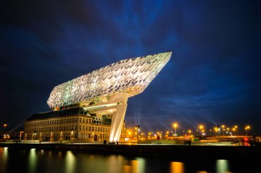 ANTWERP, BELGIUM - 27 Mayıs 2018: Porthuis liman dairesi ünlü Zaha Hadid Mimarlar tarafından tasarlandı.