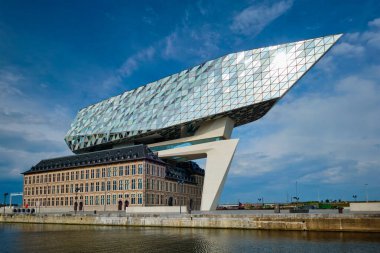 ANTWERP, BELGIUM - 27 Mayıs 2018: Ünlü Zaha Hadid Architects tarafından tasarlanan Porthuis Liman İdaresi (Porthuis)