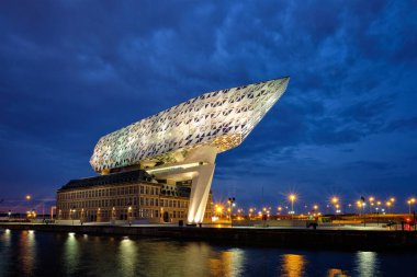 ANTWERP, BELGIUM - 27 Mayıs 2018: Ünlü Zaha Hadid Mimarlar tarafından tasarlanan Porthuis Liman İdaresi (Porthuis)