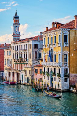 VENICE, İtalya - 27 Haziran 2018: Günbatımında tekne ve gondollu Grand Canal, Venedik, İtalya