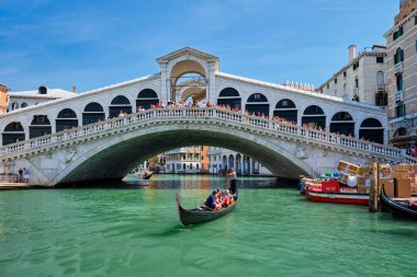 VENICE, İtalya - 19 Temmuz 2019 Grand Canal, Venedik, İtalya 'dan geçen tekne ve gondollu Rialto köprüsü