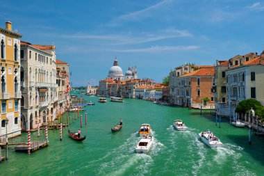 Venedik, İtalya - 19 Temmuz 2019 'da Ponte dell' Accademia Köprüsü 'nden Santa Maria della Salute kilisesi ile Venedik Büyük Kanalı' nın görüntüsü. Venedik, İtalya