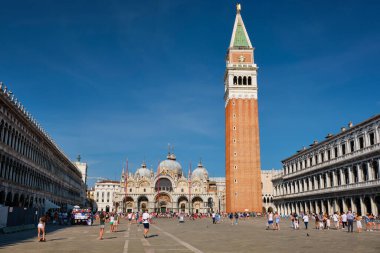 Venedik, İtalya - 19 Temmuz 2019: St. Mark Bazilikası ve San Marco Meydanı ile Venedik, İtalya 'da turistlerin bulunduğu Campanile di San Marco çan kulesi