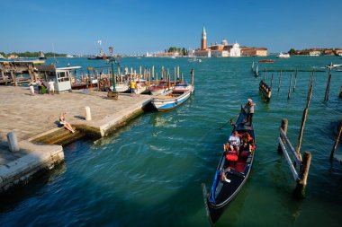 VENICE, İtalya - 19 Temmuz 2019: Venedik 'teki Saint Mark San Marco Meydanı San Giorgio di Maggiore Kilisesi' nin Venedik 'te gondolda turistlerle birlikte görüldüğü yer Ponte della Paglia