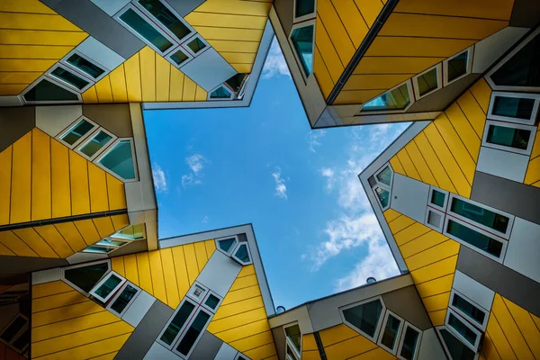 オランダ ロッテルダム 2017年5月11日 キューブハウス 建築家ピエット ブルームが設計した革新的なキューブ型住宅オランダ ロッテルダムのスペースを最適化するというアイデアが観光名所になりました — ストック写真