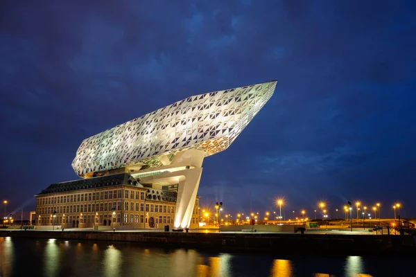 安特卫普 比利时 2018年5月27日 由著名的扎哈哈迪德建筑师设计的港务局大楼 这是她最后一个在夜间照明的项目 — 图库照片