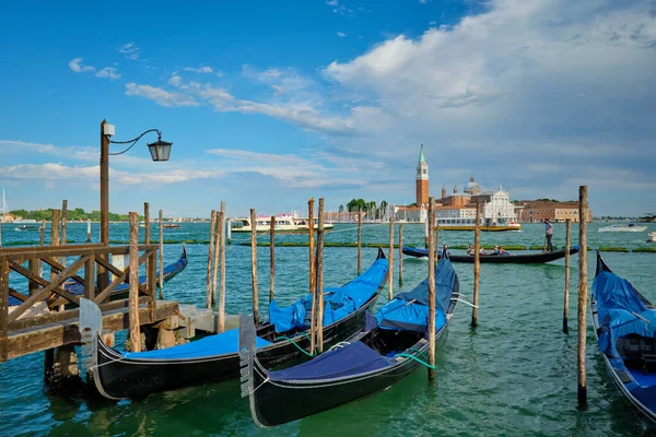 Venice Itália Junho 2018 Gôndolas Gondolas Lagoa Veneza Perto Praça — Fotografia de Stock